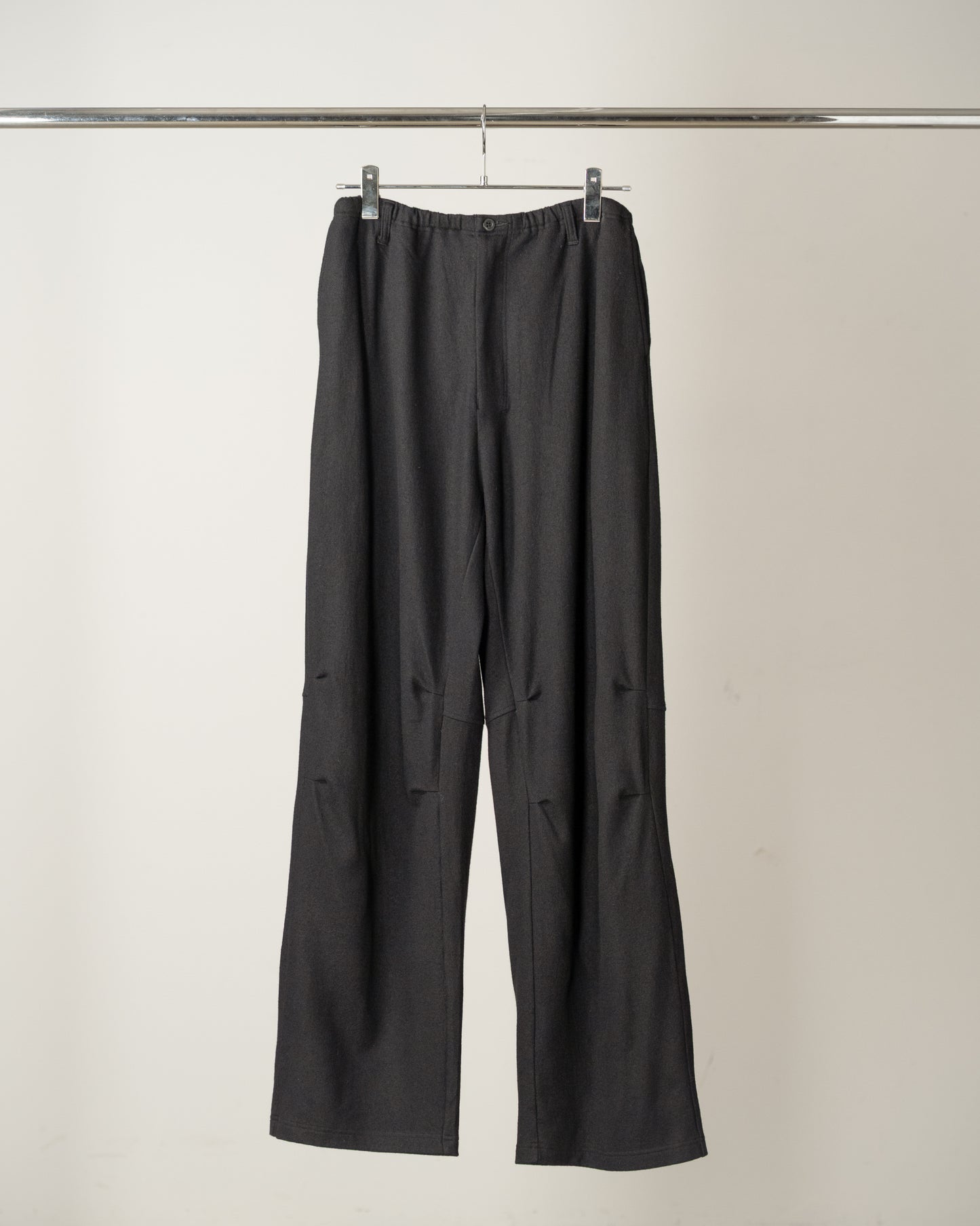 WOOL CUT KNEE TUCK SLACKS(BLACK)