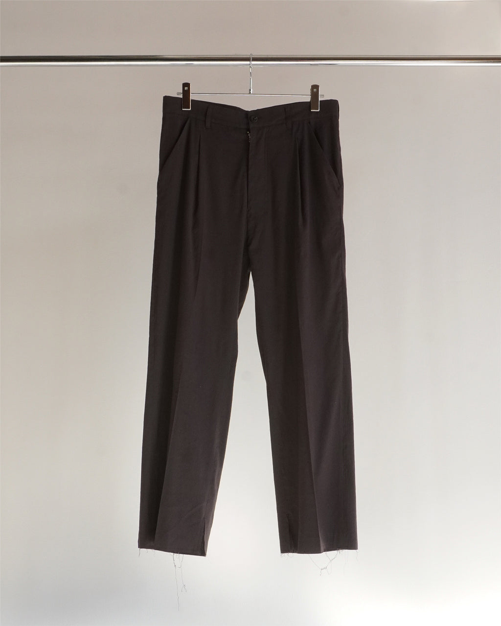 CUT OFF SLIT TUCK SLACKS(D.BROWN)