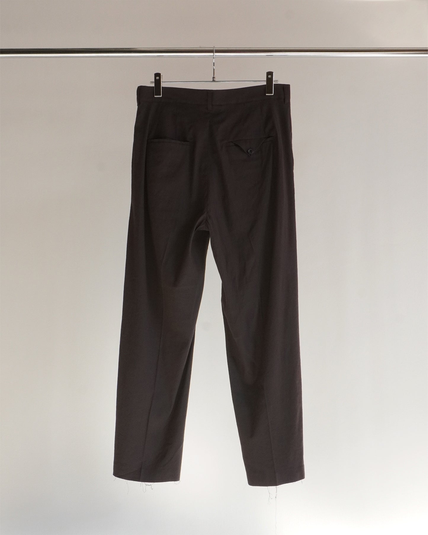 CUT OFF SLIT TUCK SLACKS(D.BROWN)