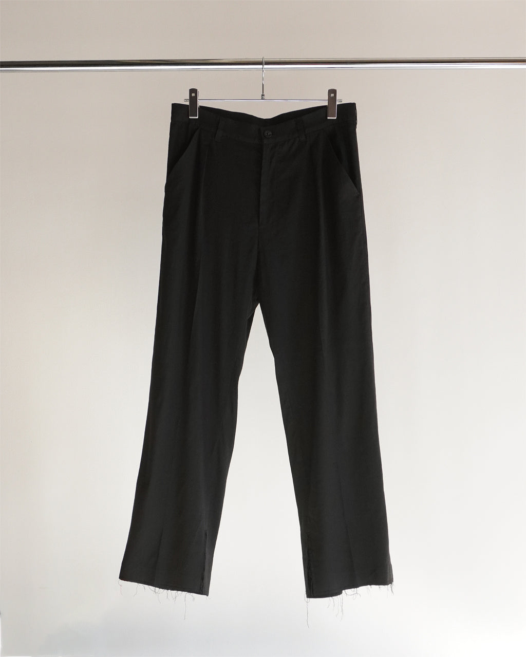 CUT OFF SLIT TUCK SLACKS(BLACK)