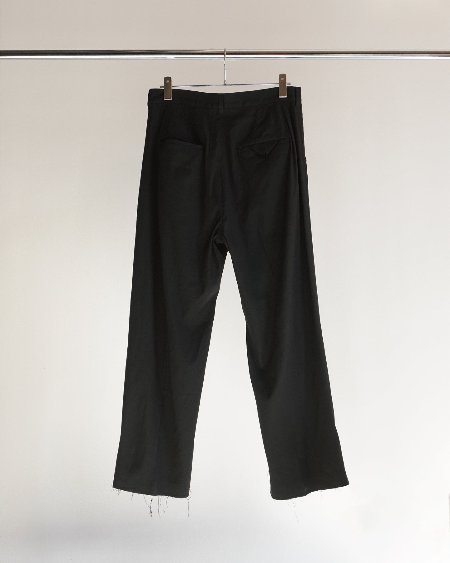 CUT OFF SLIT TUCK SLACKS(BLACK)