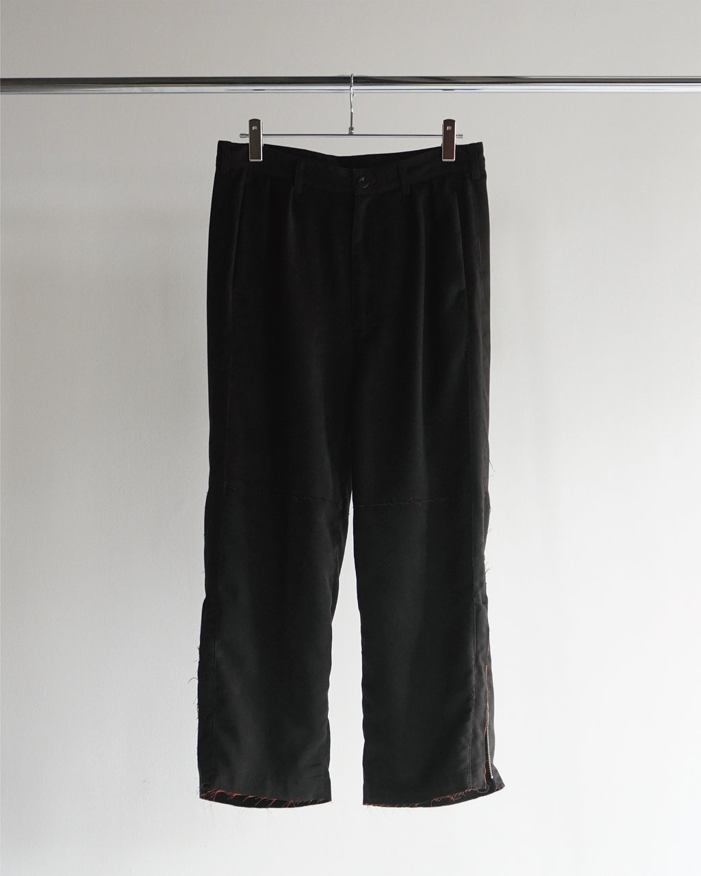 VEGAN LEATHER SIDE LINE PANTS(BLACK)