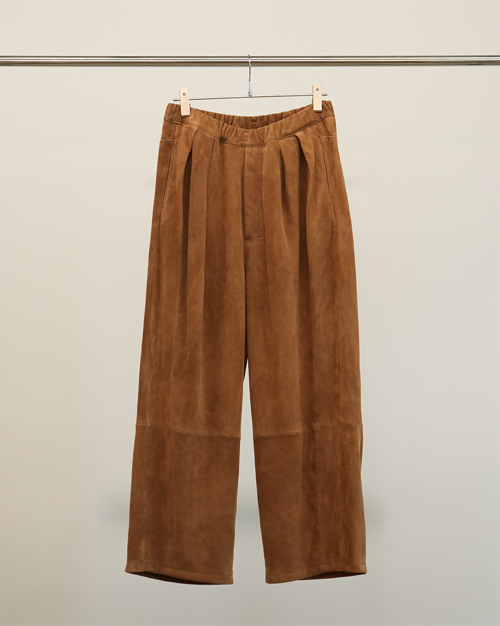 SUEDE WIDE TUCK SLACKS(BROWN)