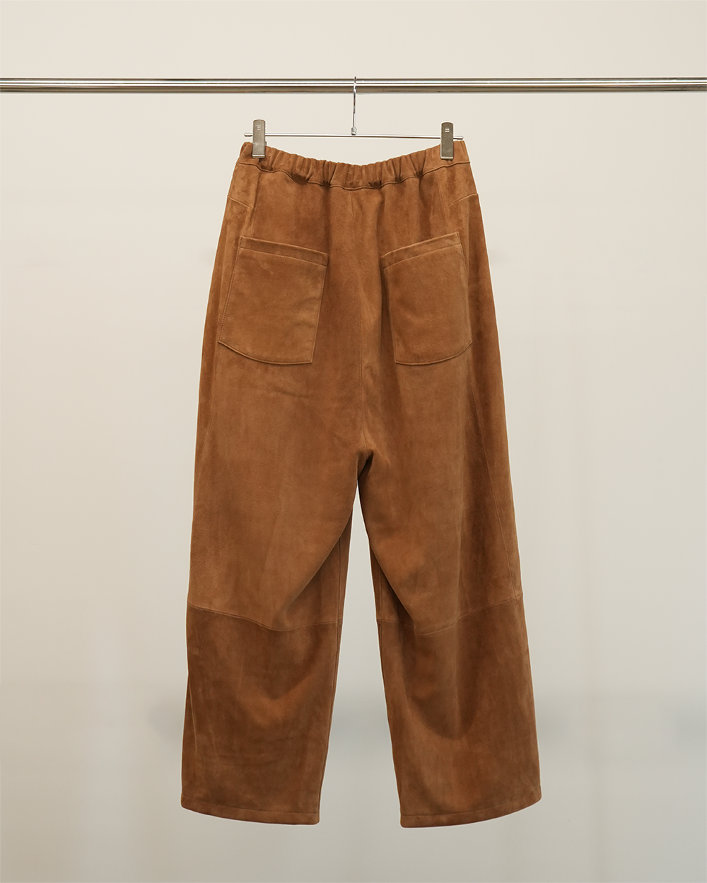 SUEDE WIDE TUCK SLACKS(BROWN)