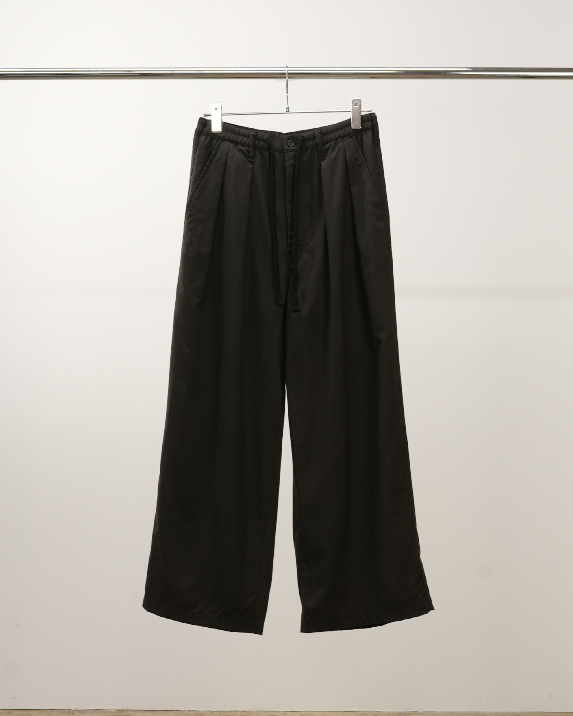 【ANCELLM】ボトムス WOOL CALMSSKIN TUCK EASY SLACKS(OLIVE) – ANCELLM