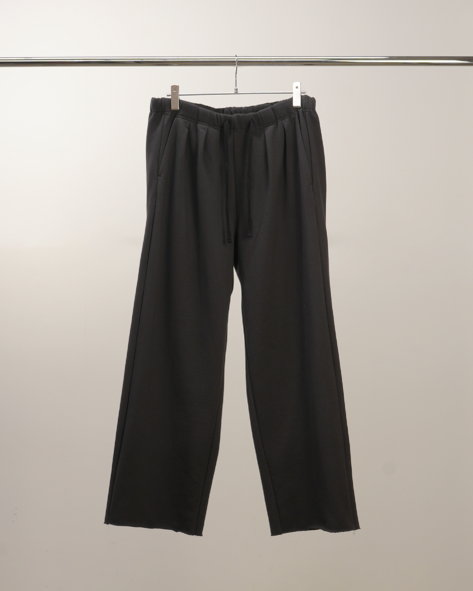 TUCK SWEAT PANTS(D.OLIVE) – ANCELLM
