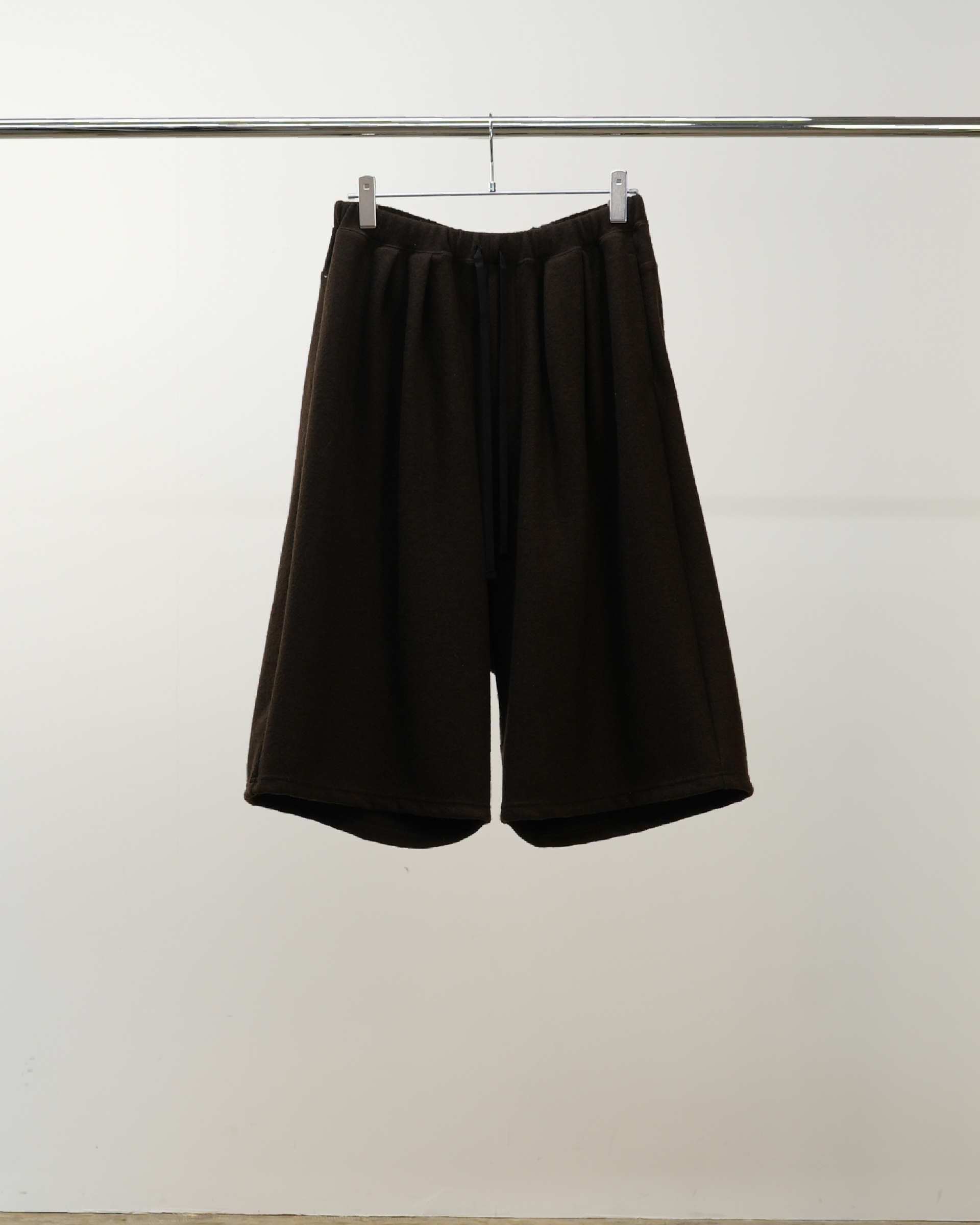 WOOL 3/4 TUCK SWEAT SHORTS(D.BROWN) – ANCELLM