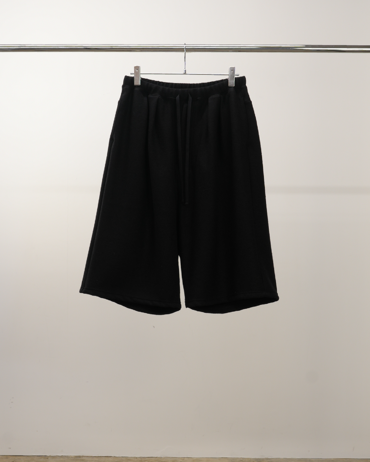 WOOL 3/4 TUCK SWEAT SHORTS(BLACK) – ANCELLM WOOL 3/4 TUCK SWEAT SHORTS(BLACK) – ANCELLM