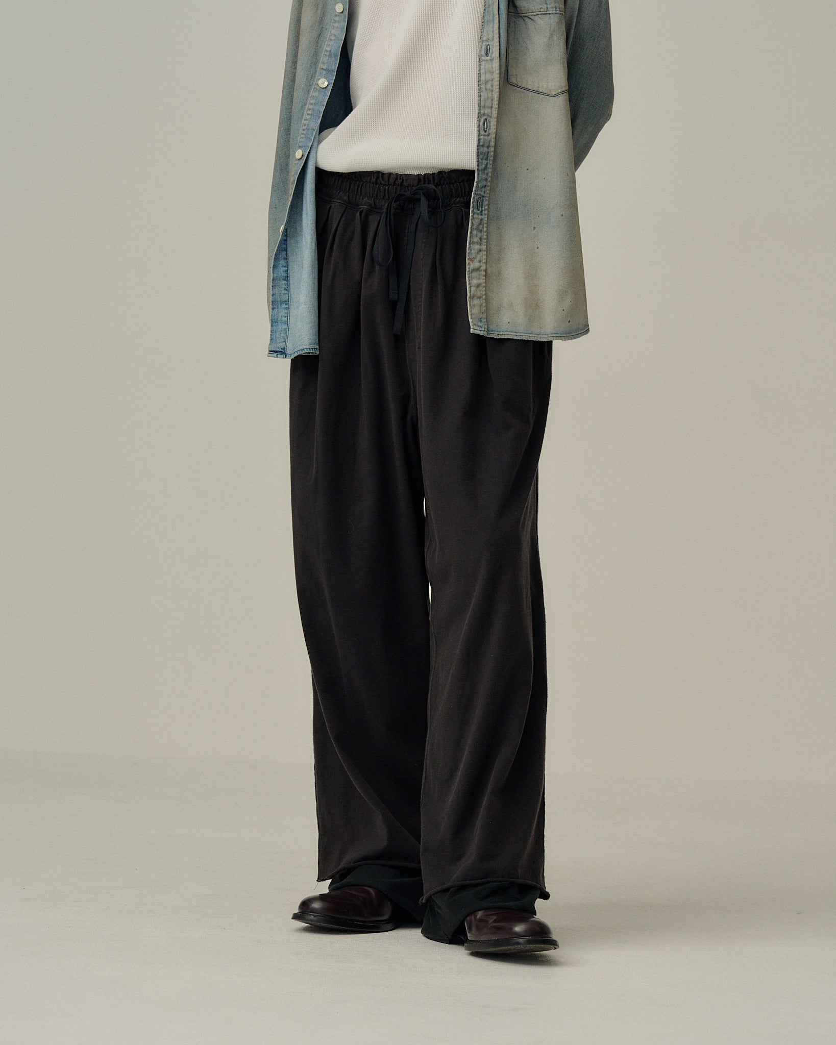 DRAPE WIDE EASY CUT SLACKS(BLACK) – ANCELLM