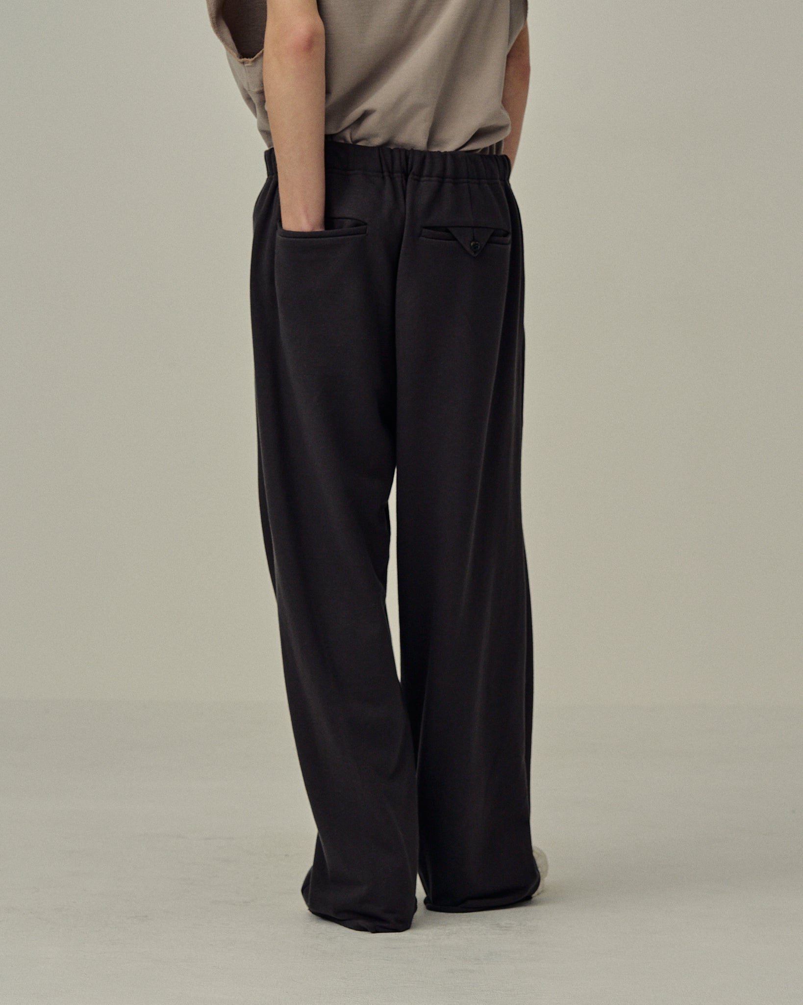 TUCK SWEAT PANTS(D.OLIVE) – ANCELLM