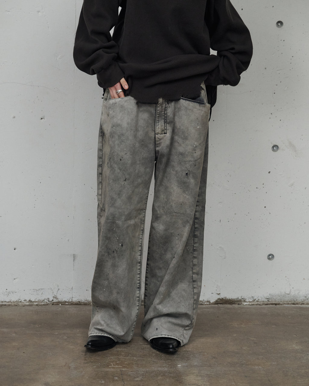 ANCELLM WISM 別注 WIDE CHINO PANTS ブラック ANCELLM×WISMから、特別なシルエットの「WIDE CHINO PANTS」が発売