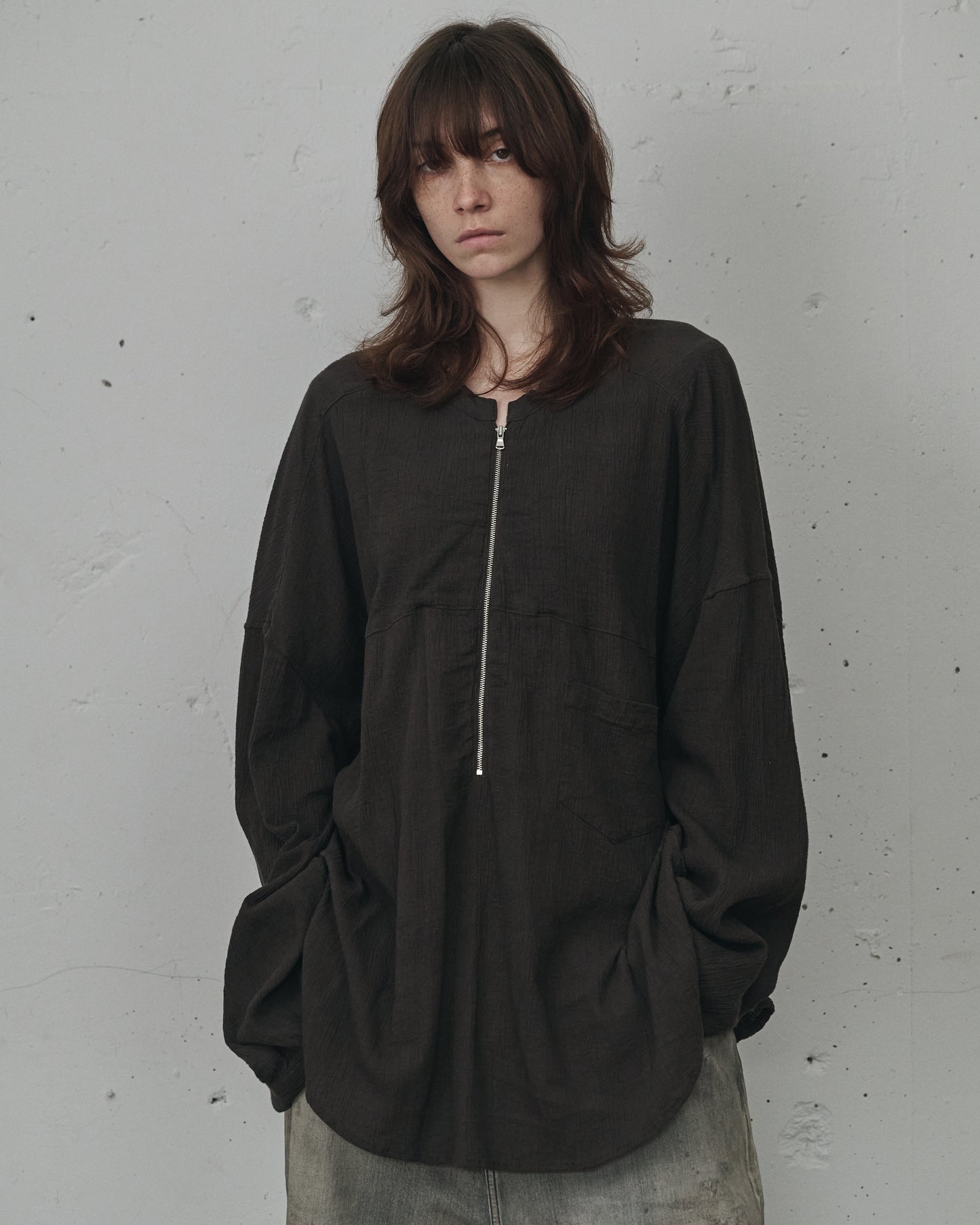 CREPE HALF ZIP SHIRT(BROWN)