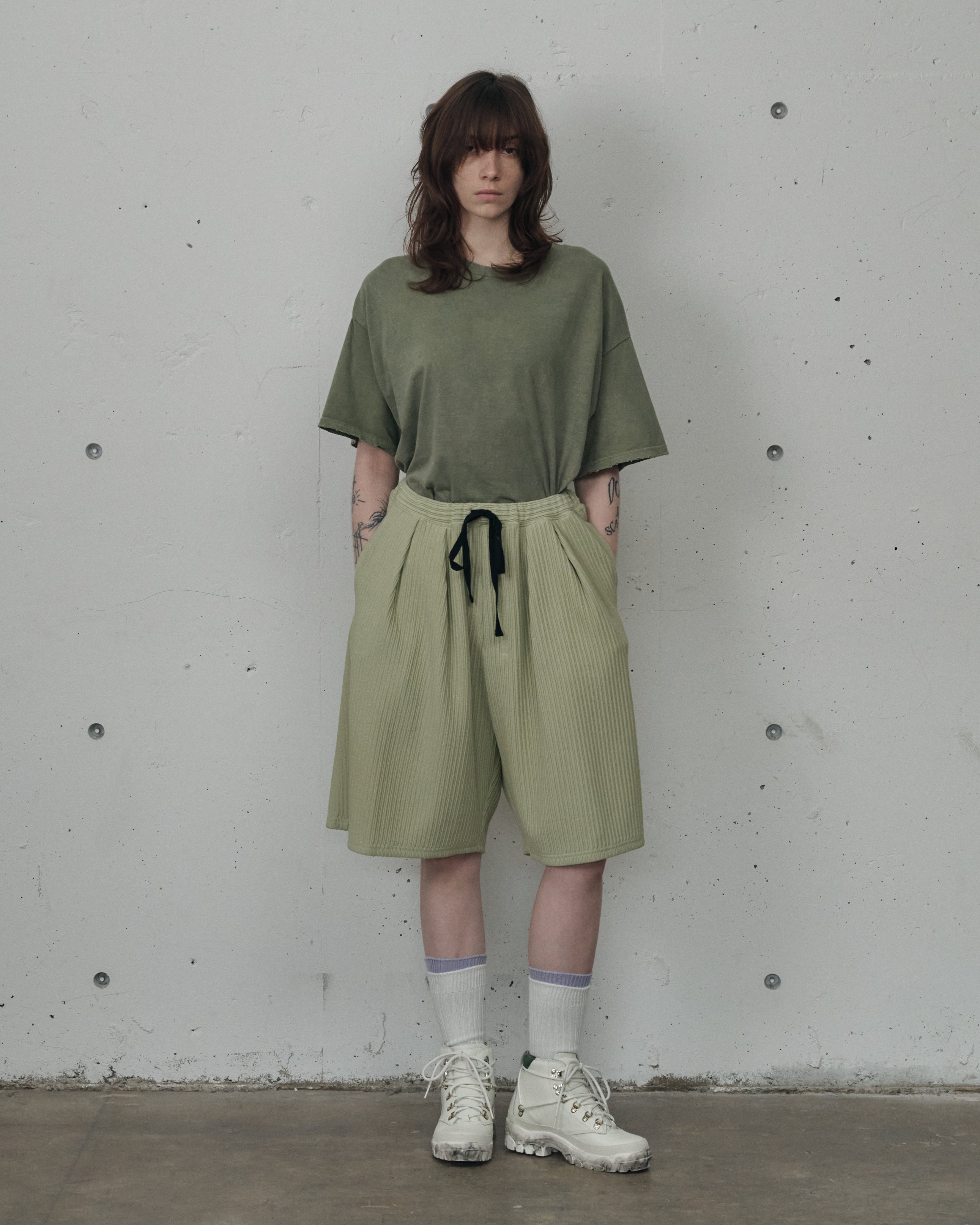 WRINKLED STRIPE TUCK SHORT PANTS(WASABI) – ANCELLM