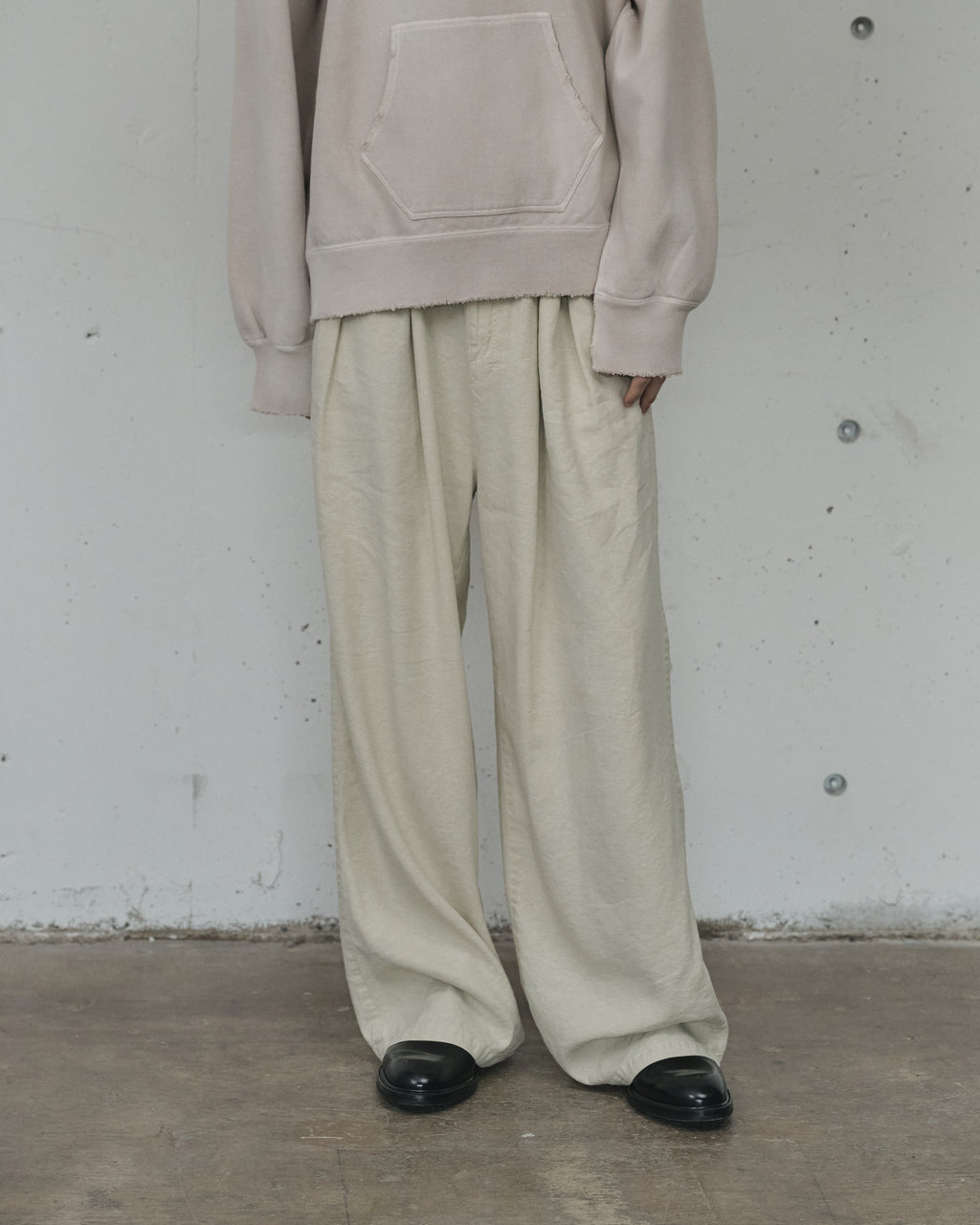S/L TUCK EASY SLACKS(D.WHITE) – ANCELLM