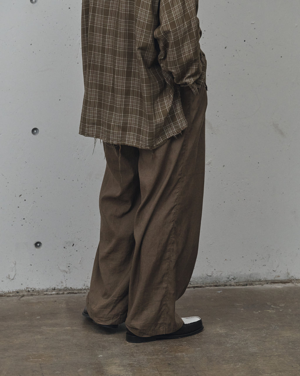 LINEN POPLIN BELT-LESS SLACKS(BROWN)