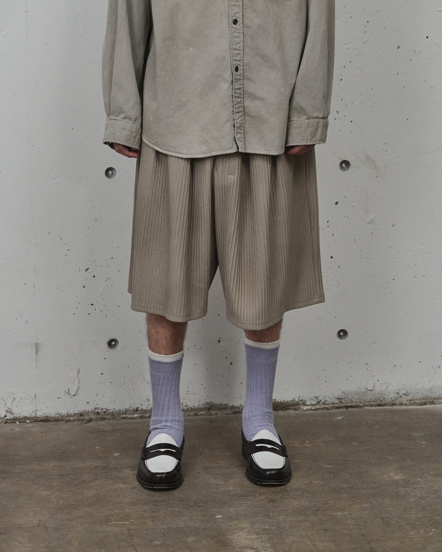 WRINKLED STRIPE TUCK SHORT PANTS(GREIGE)