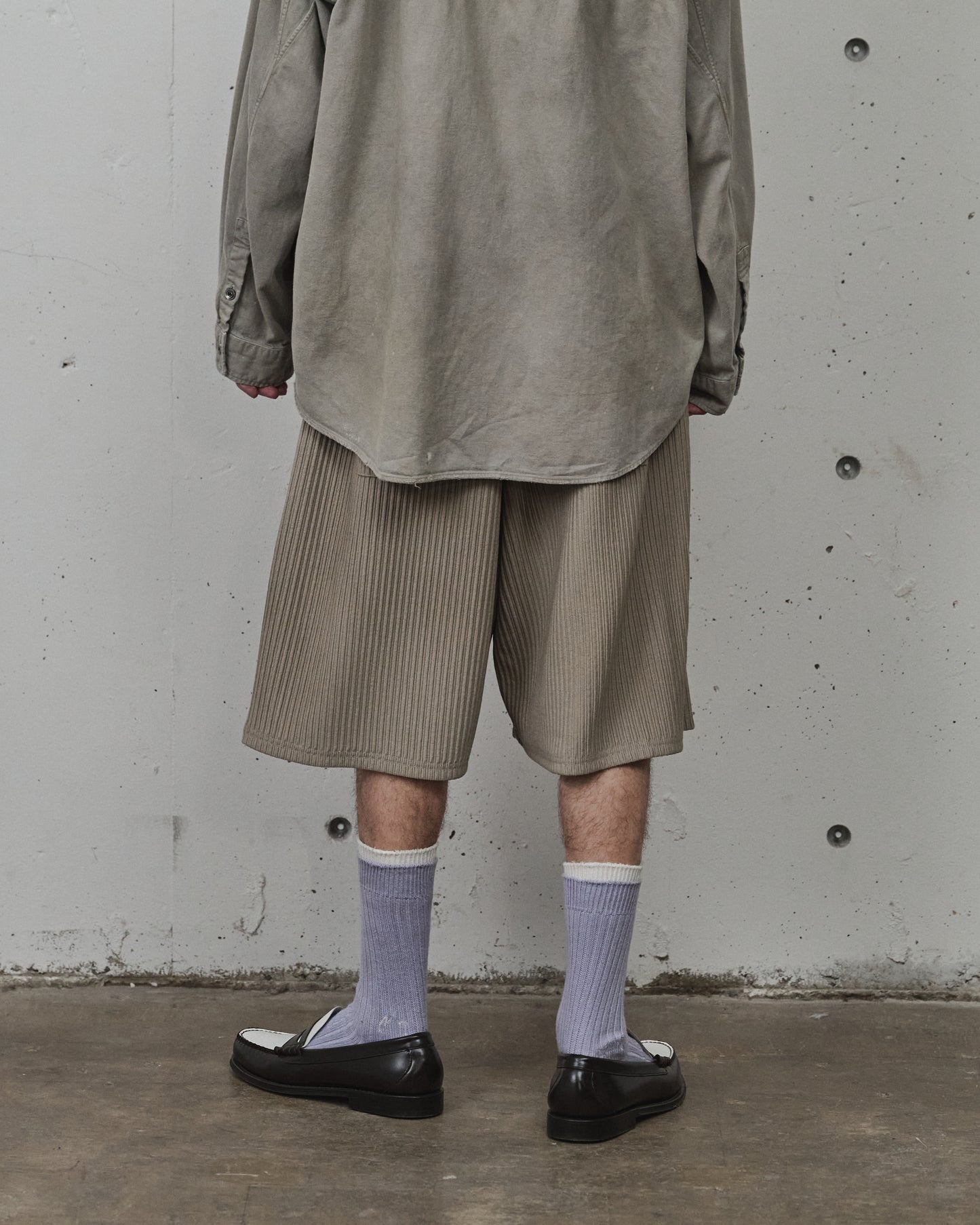 WRINKLED STRIPE TUCK SHORT PANTS(GREIGE)