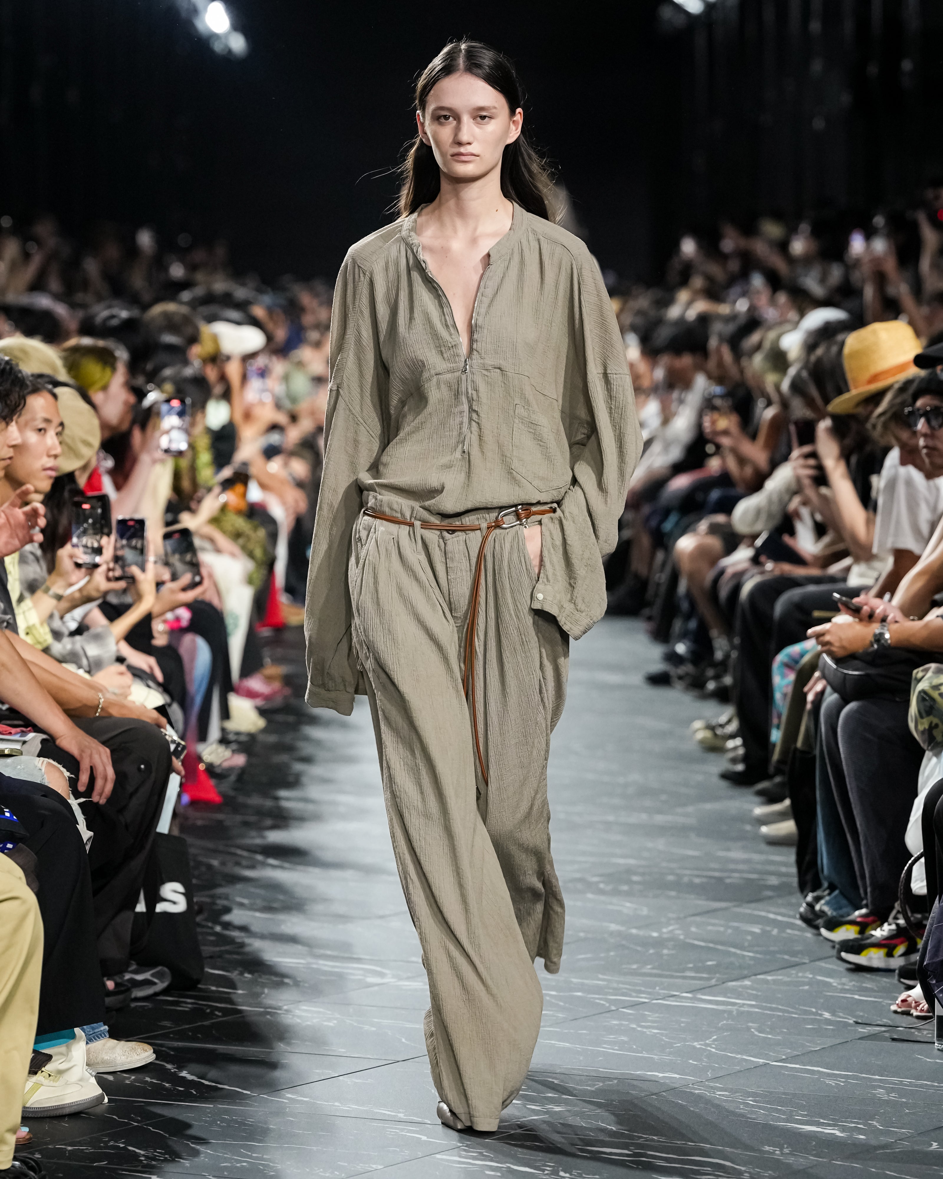 BELTED CREPE TUCK SLACKS(GREIGE) – ANCELLM