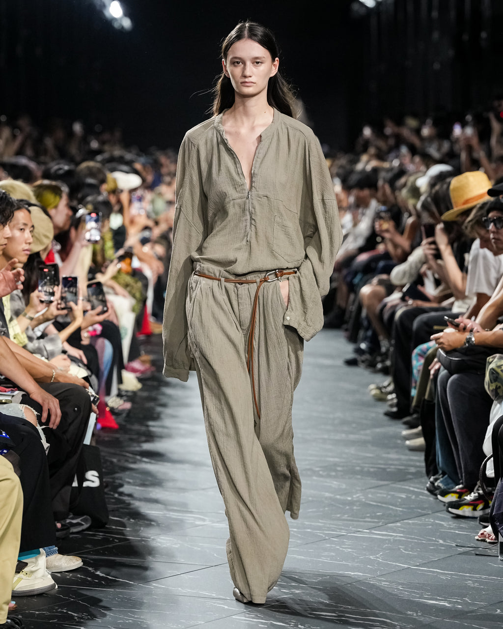BELTED CREPE TUCK SLACKS(GREIGE)
