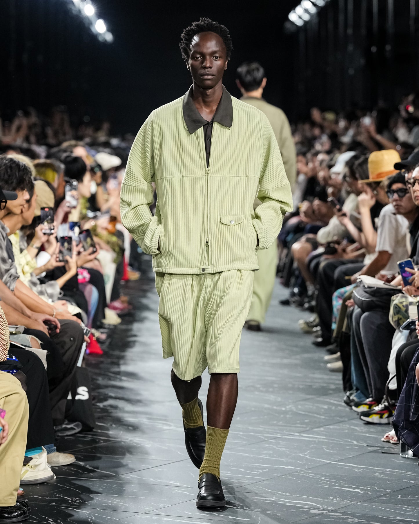 WRINKLED STRIPE TUCK SHORT PANTS(WASABI)