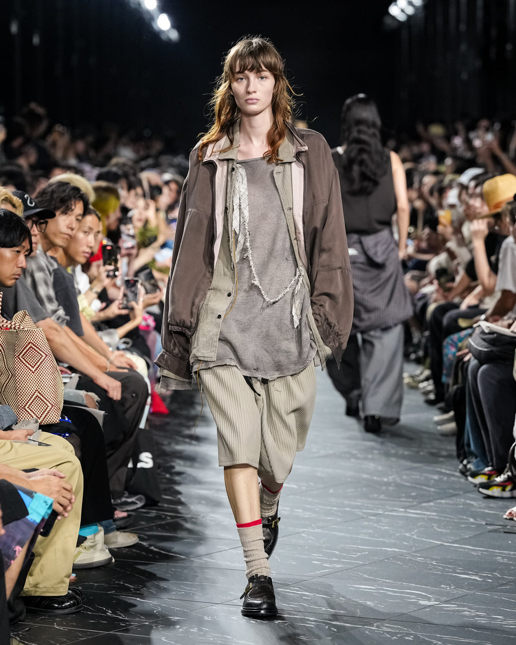 WRINKLED STRIPE TUCK SHORT PANTS(GREIGE)