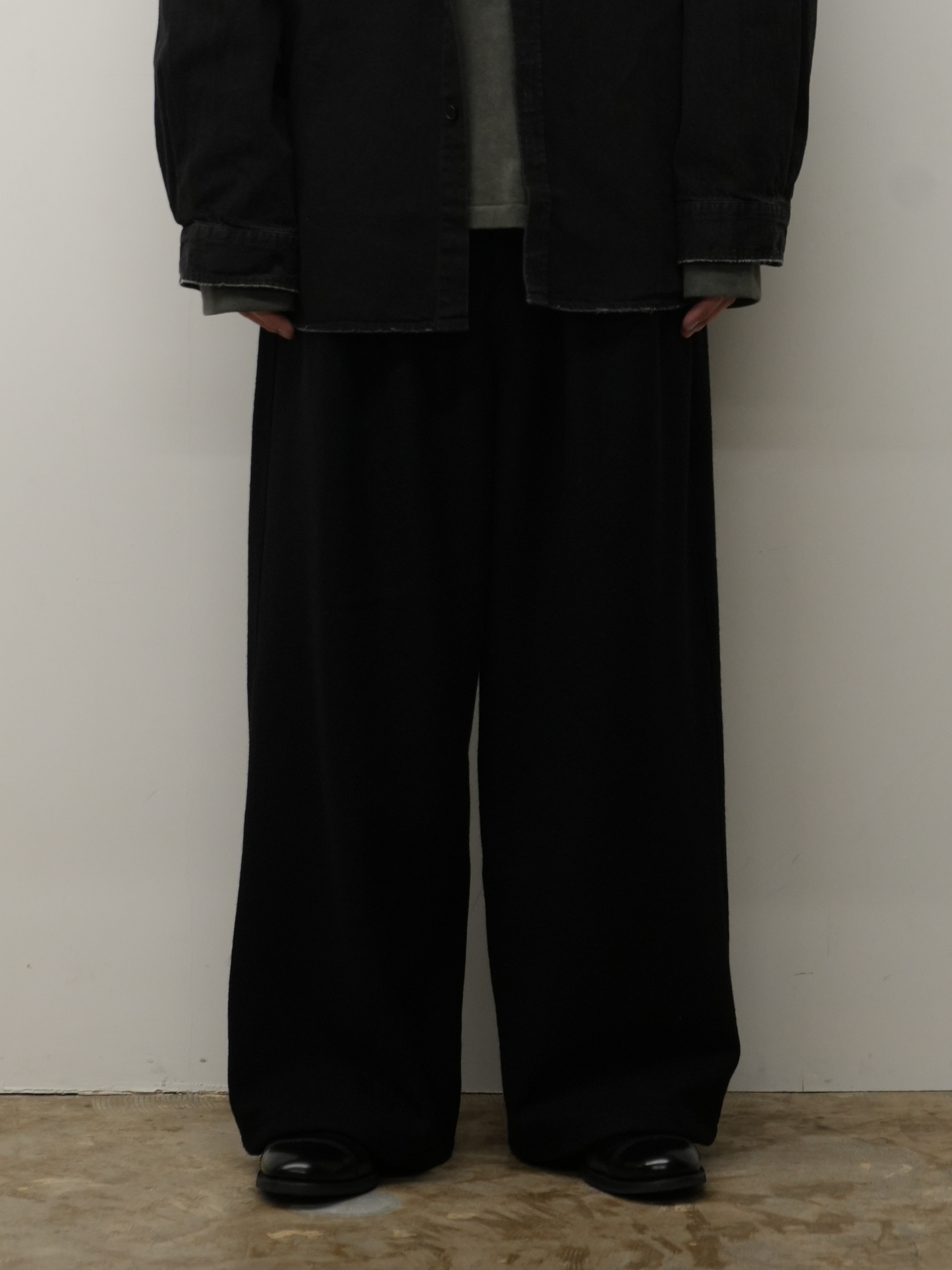 WOOL WIDE EASY TUCK SLACKS(BLACK)