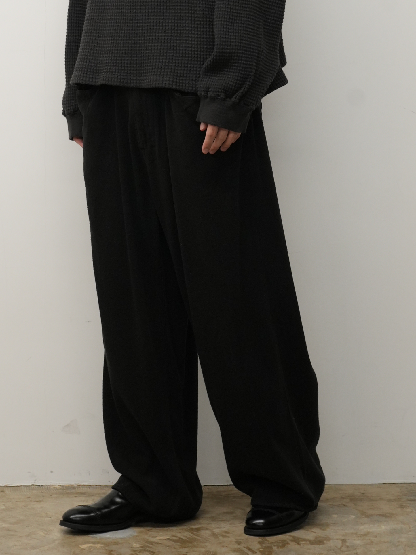 SILK WIDE SLACKS(BLACK)
