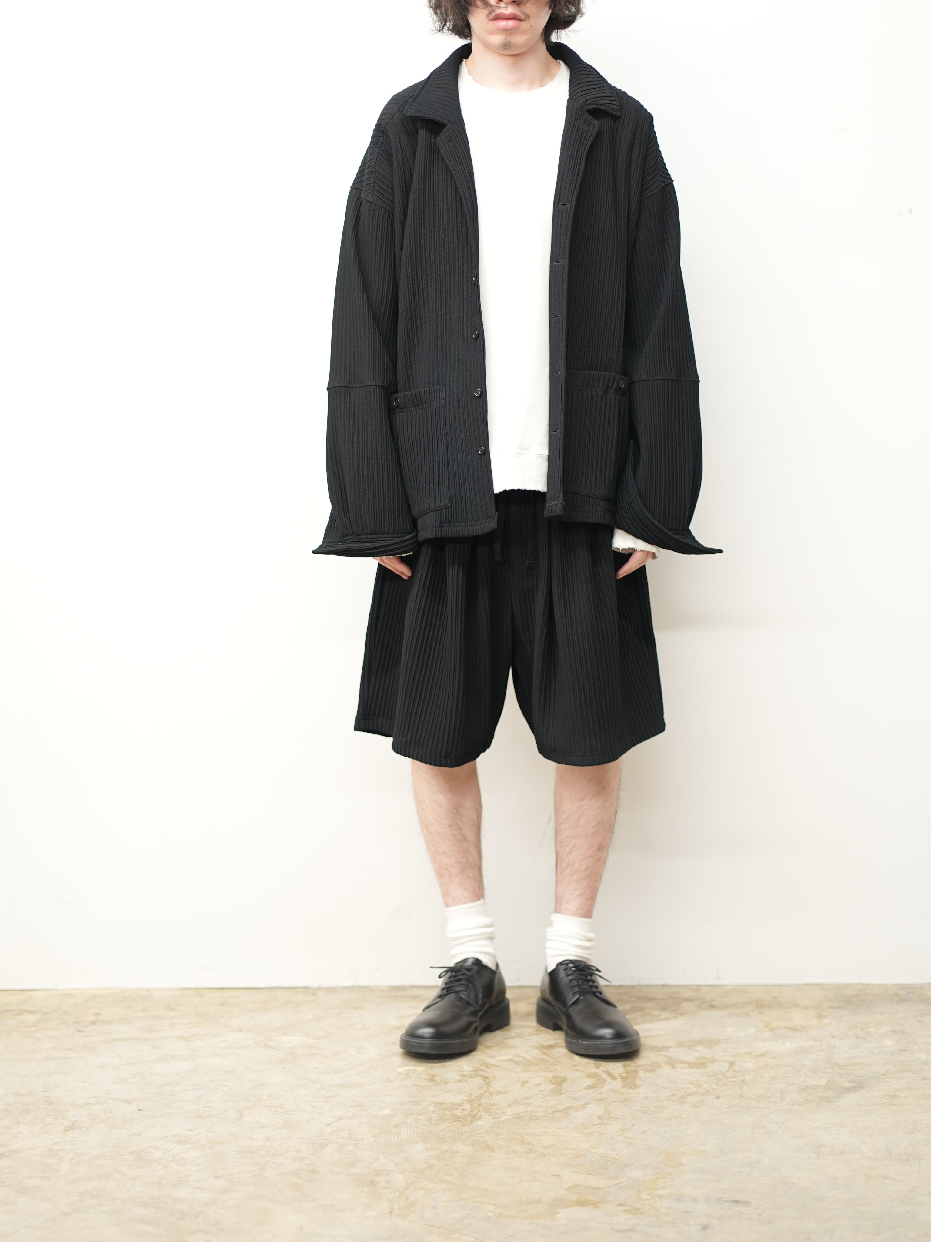 WRINKLED STRIPE TUCK SHORT PANTS(BLACK) – ANCELLM
