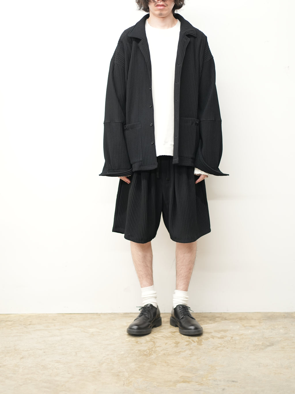WRINKLED STRIPE TUCK SHORT PANTS(BLACK)