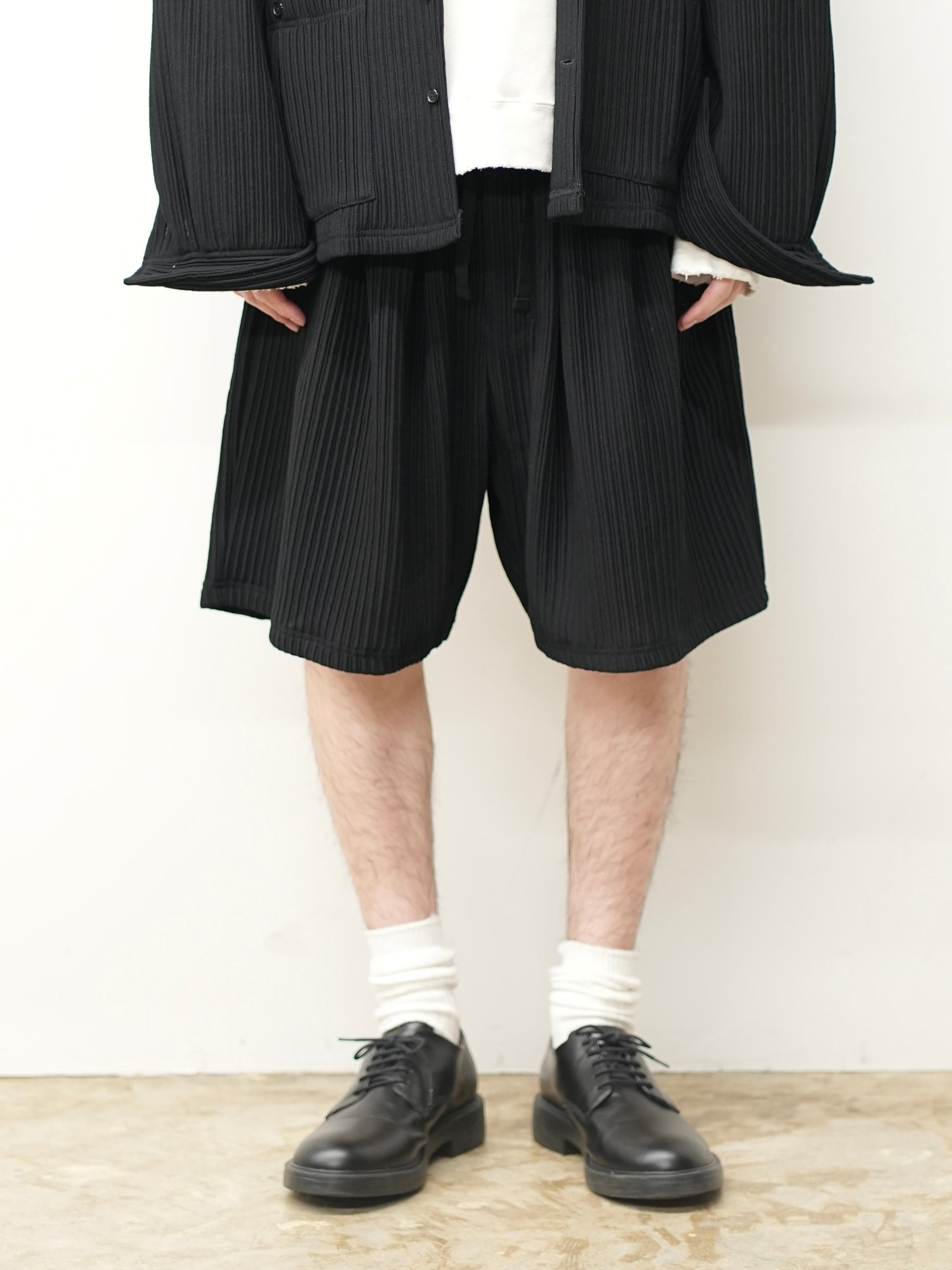 WRINKLED STRIPE TUCK SHORT PANTS(BLACK) – ANCELLM