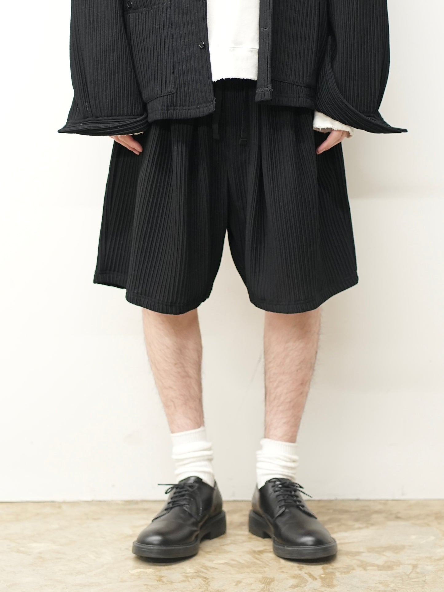 WRINKLED STRIPE TUCK SHORT PANTS(BLACK)