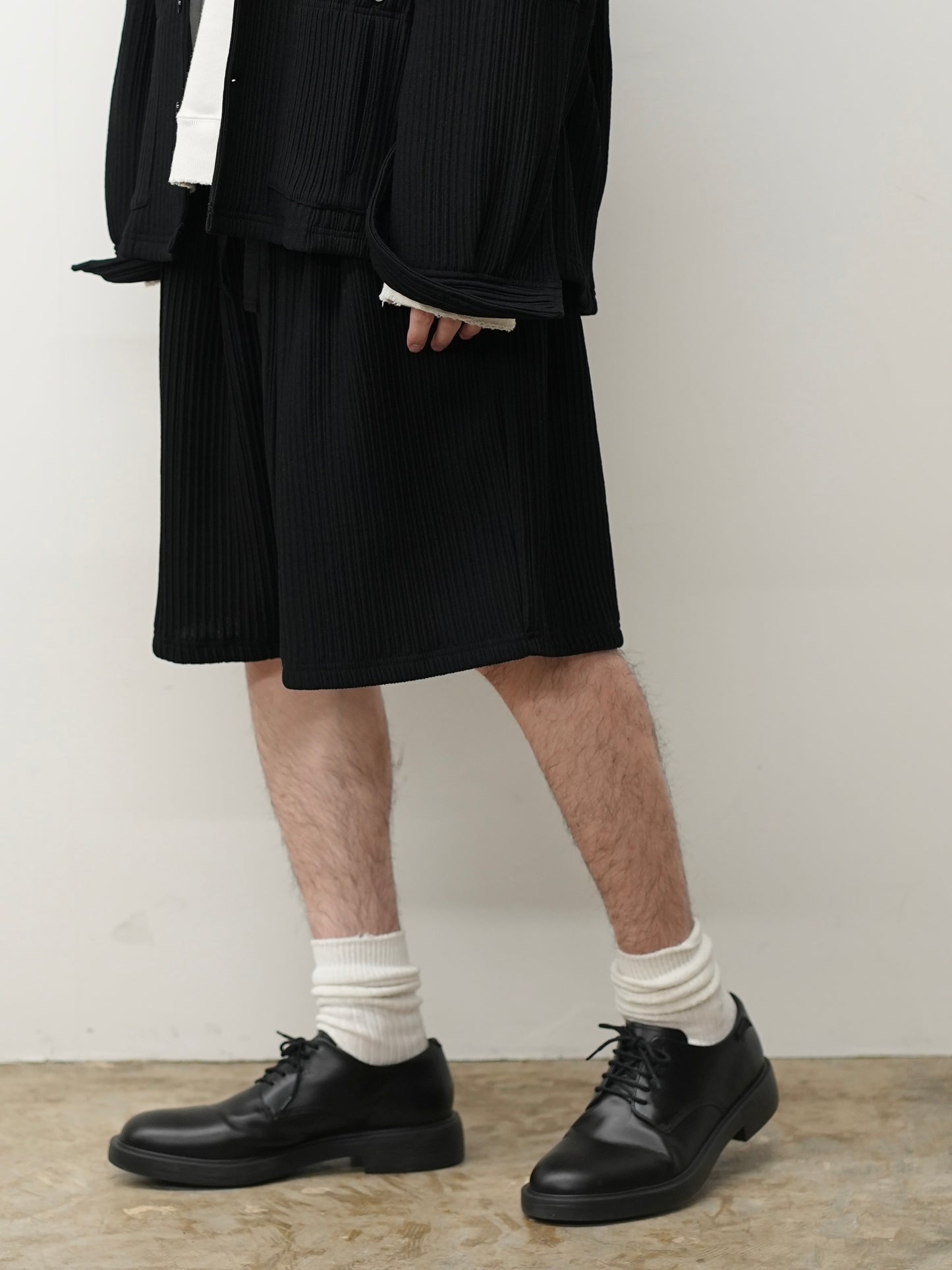 WRINKLED STRIPE TUCK SHORT PANTS(BLACK)