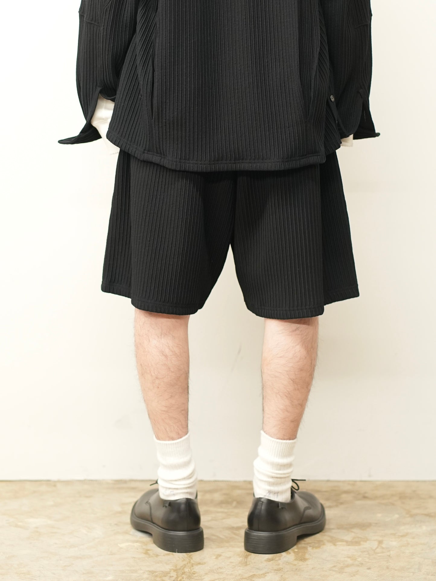 WRINKLED STRIPE TUCK SHORT PANTS(BLACK)