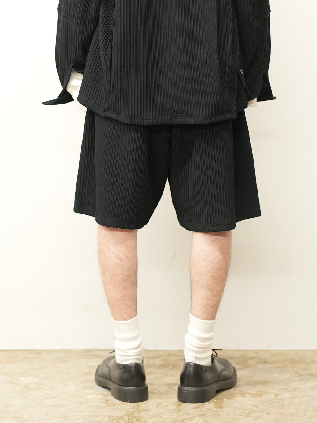 WRINKLED STRIPE TUCK SHORT PANTS(BLACK)