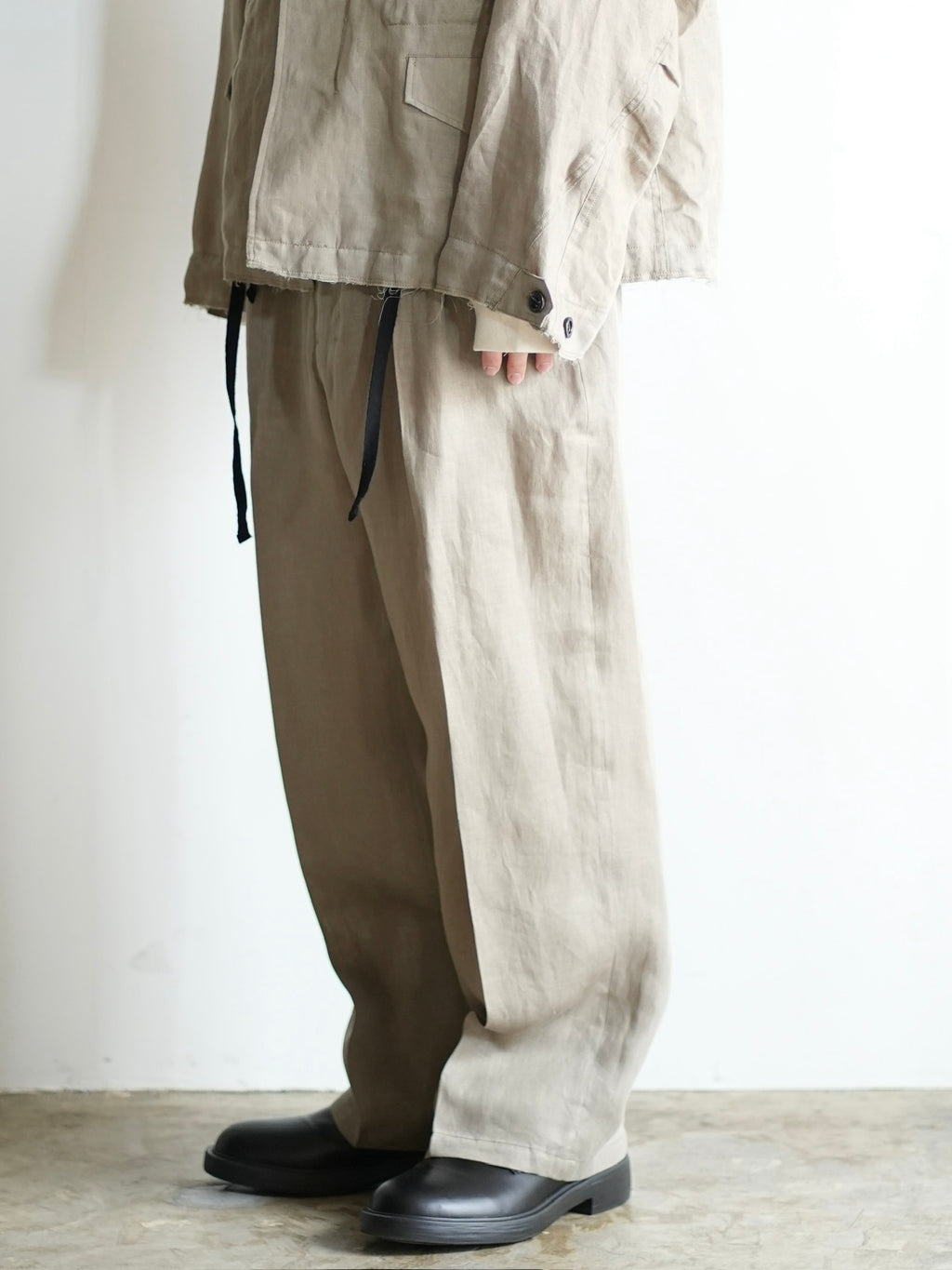 100/S LINEN TUCK SLACKS(KHAKIBEIGE) – ANCELLM