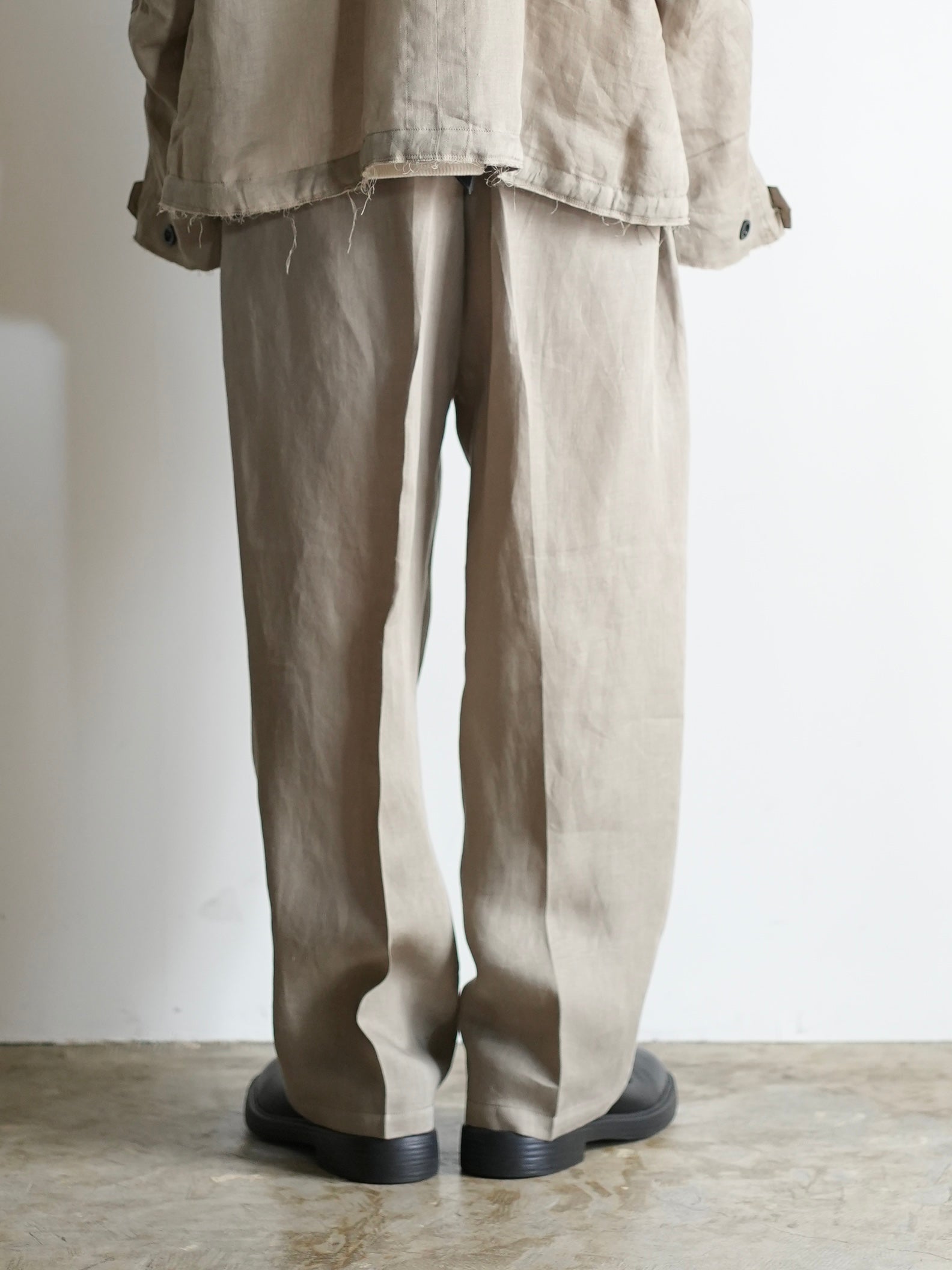 100/S LINEN TUCK SLACKS(KHAKIBEIGE) – ANCELLM