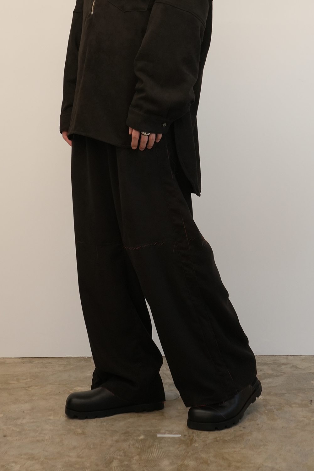 VEGAN LEATHER SIDE LINE PANTS(BLACK)