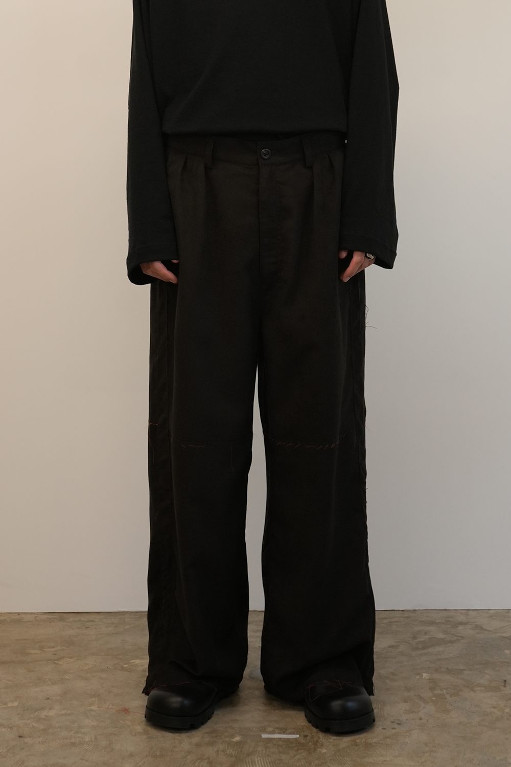 VEGAN LEATHER SIDE LINE PANTS(BLACK)