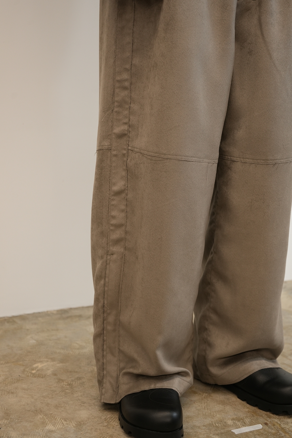 VEGAN LEATHER SIDE LINE PANTS(GRAY)