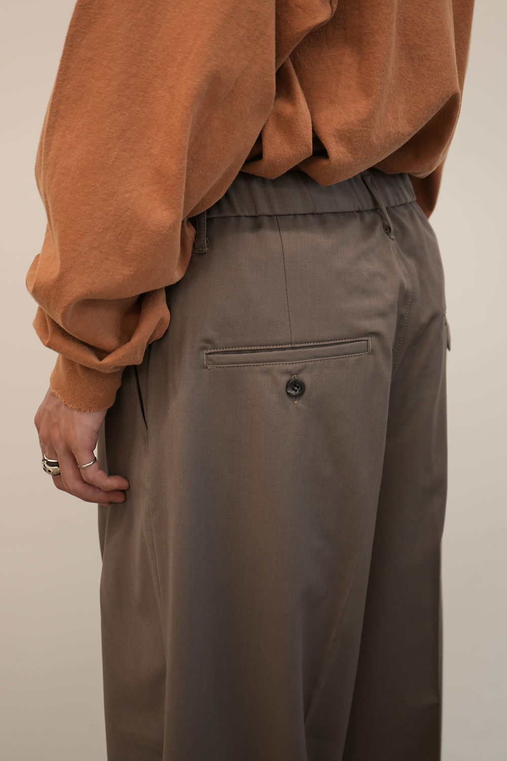 WIDE EASY TUCK SLACKS(BEIGE)