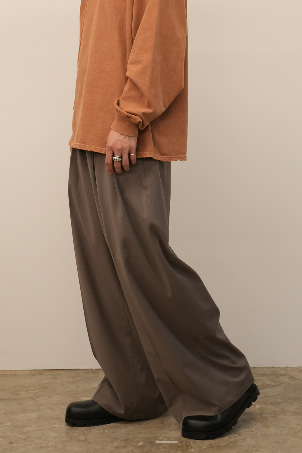 WIDE EASY TUCK SLACKS(BEIGE)