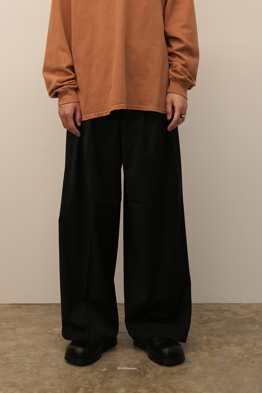 WIDE EASY TUCK SLACKS(BLACK)