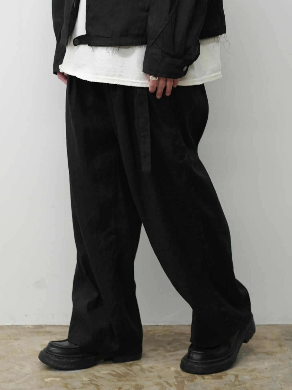 LINEN POPLIN BELT-LESS SLACKS(BLACK)