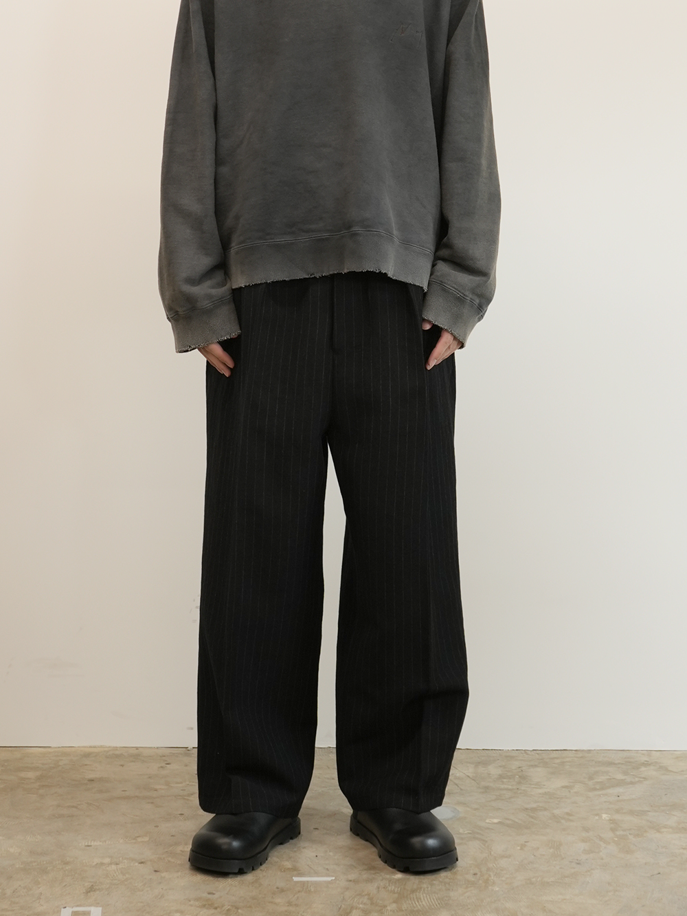 STRIPE WOOL WIDE SLACKS(BLACK)