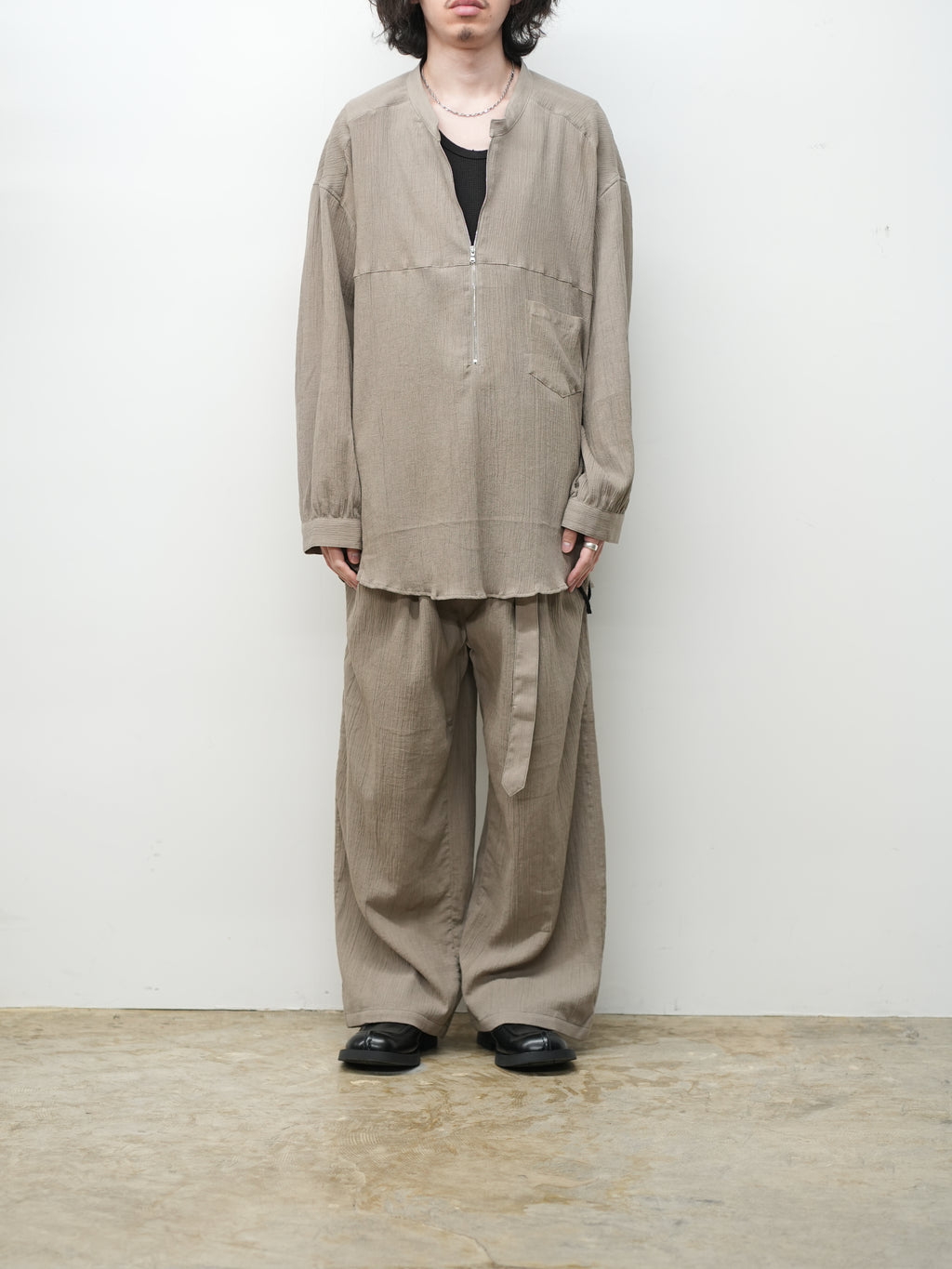 BELTED CREPE TUCK SLACKS(GREIGE)