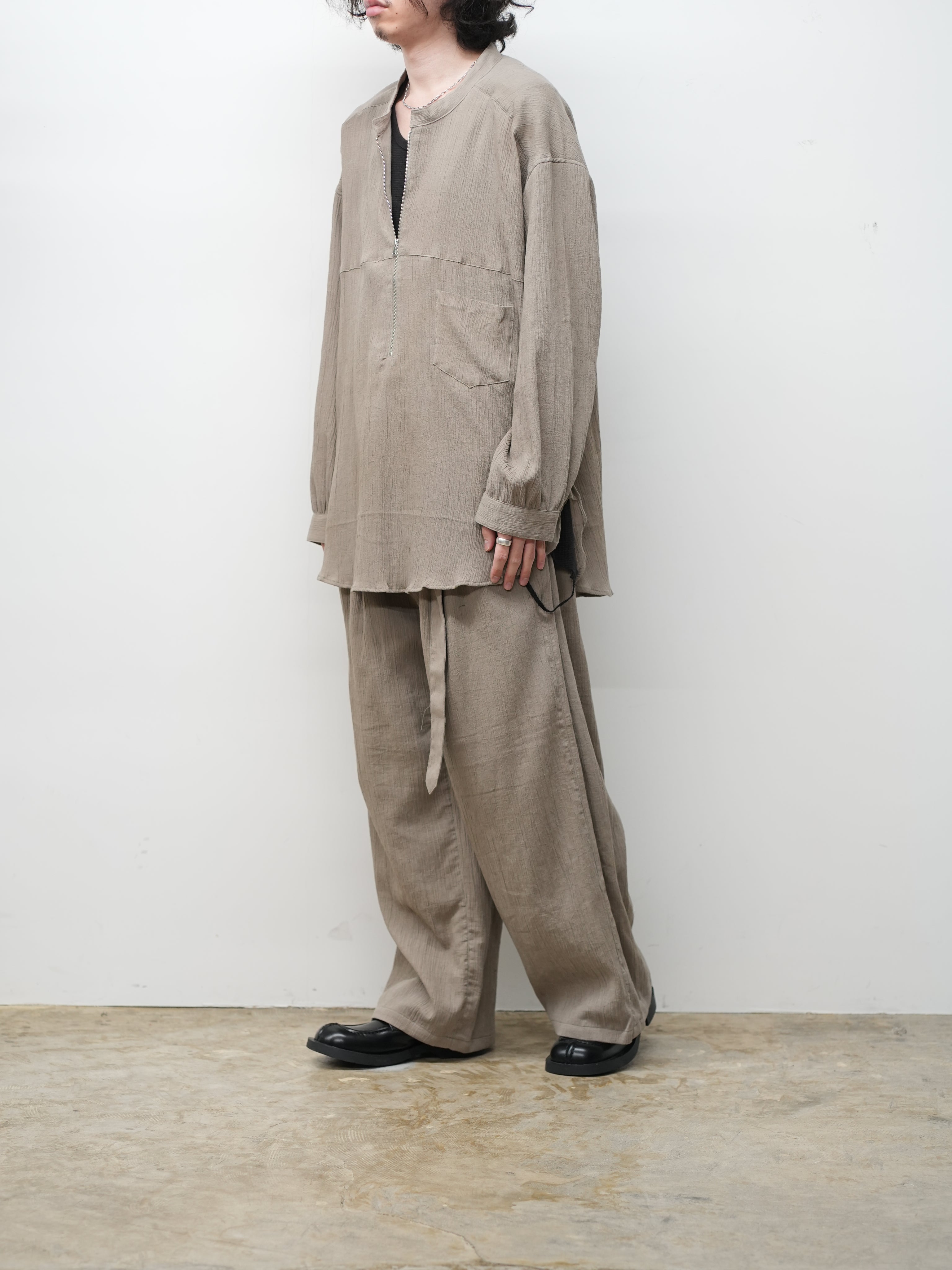 BELTED CREPE TUCK SLACKS(GREIGE) – ANCELLM