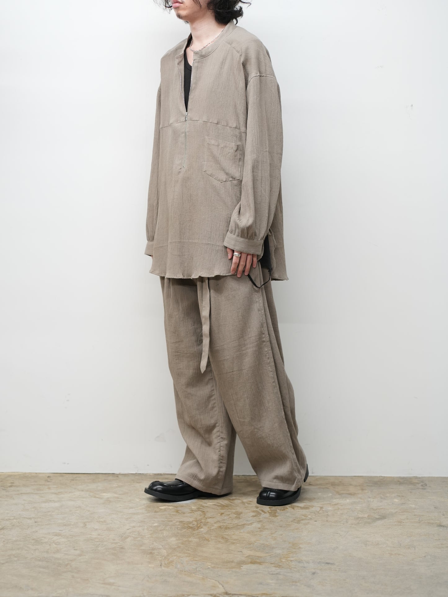 BELTED CREPE TUCK SLACKS(GREIGE)