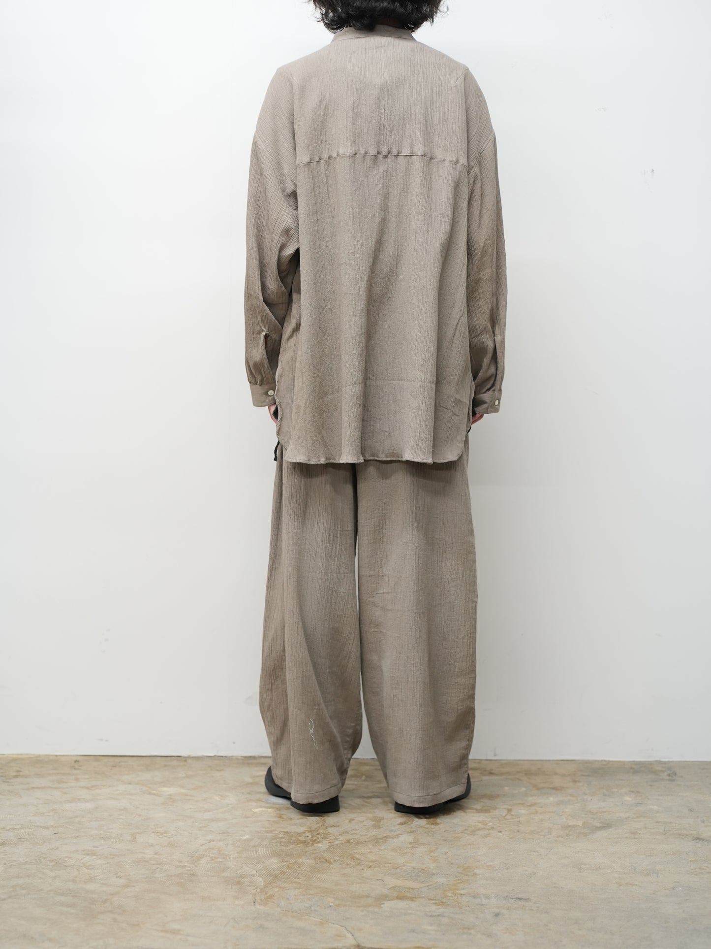 BELTED CREPE TUCK SLACKS(GREIGE)