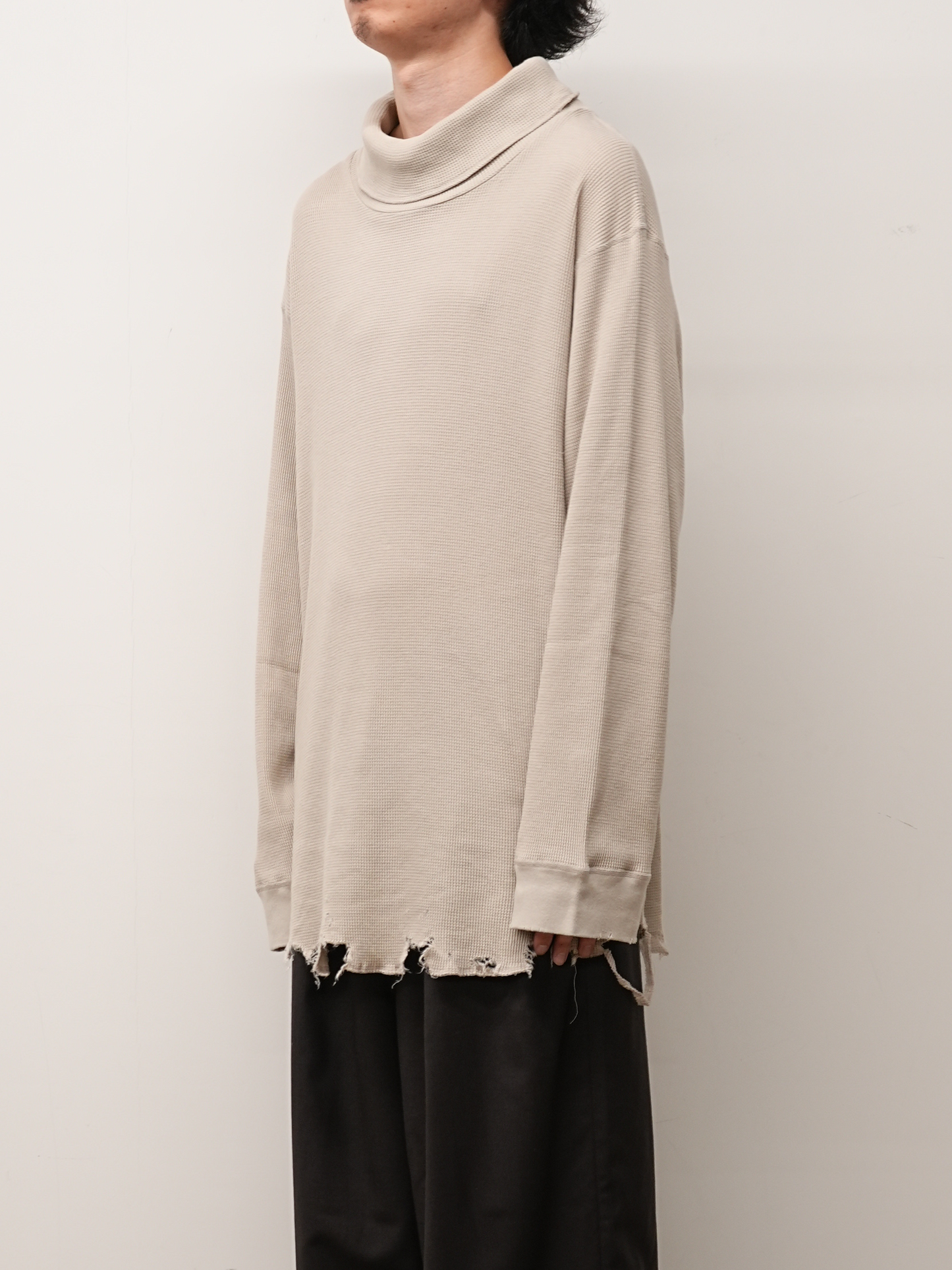 DAMAGE WAFFLE HI-NECK LS T-SHIRT(GREIGE)