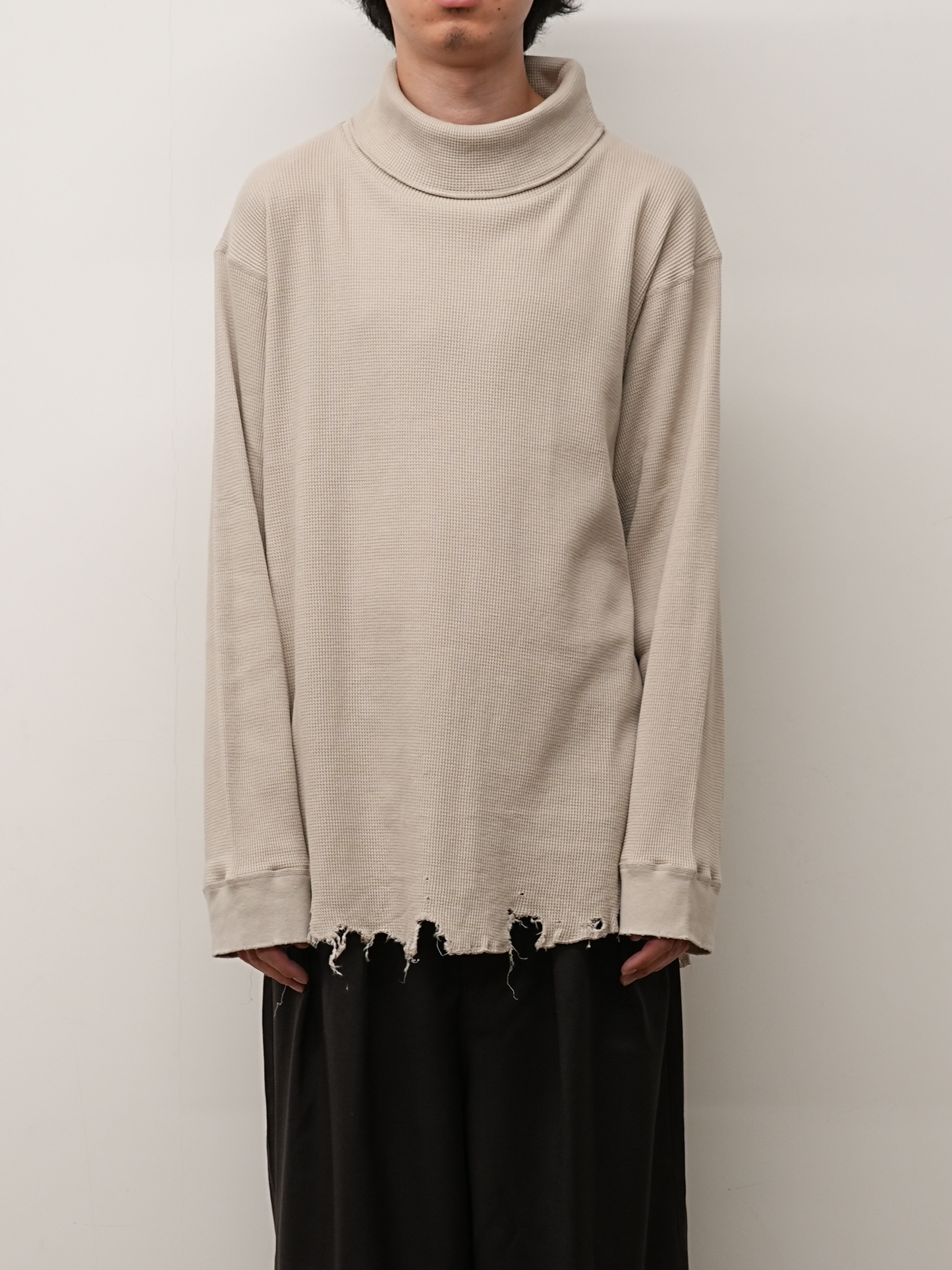 DAMAGE WAFFLE HI-NECK LS T-SHIRT(GREIGE)